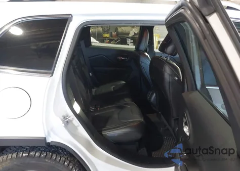 2015 Jeep Cherokee Latitude z USA, uszkodzony, nr VIN 1C4PJMCS3FW588868